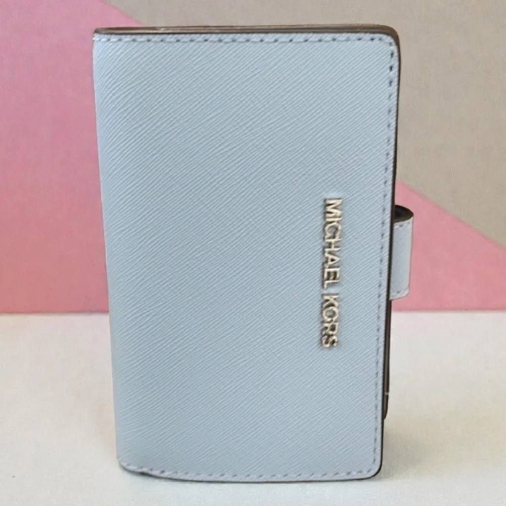 MICHAEL KORS JET SET TRAVEL MEDIUM BIFOLD COIN ZIPPER WALLET LIGHT SKY (NWT)